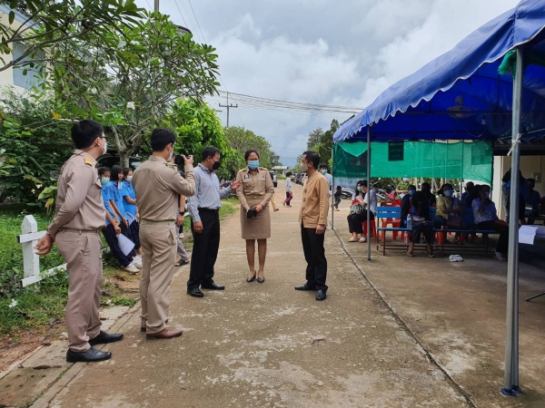 นายอำเภอบ้านหลวง ตรวจเยี่ยมให้กำลังใจนักเรียน ที่เข้ารับการฉีดวัคซีนโควิด-19