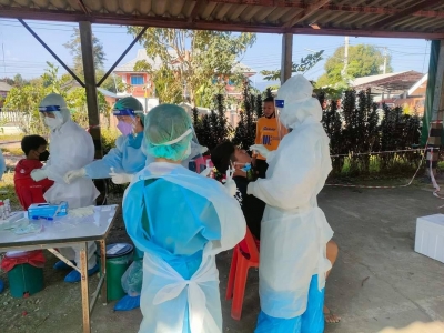 เจ้าหน้าที่สาธารณสุข คปสอ.บ้านหลวง ดำเนินการสอบสวนโรคเพิ่มเติมเพื่อค้นหาผู้สัมผัสเสี่ยงสูงและตรวจคัดกรองโรคโควิด-19 โดย RT-PCR